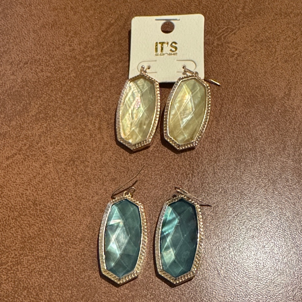 Elegant Gold and Green Earrings Set